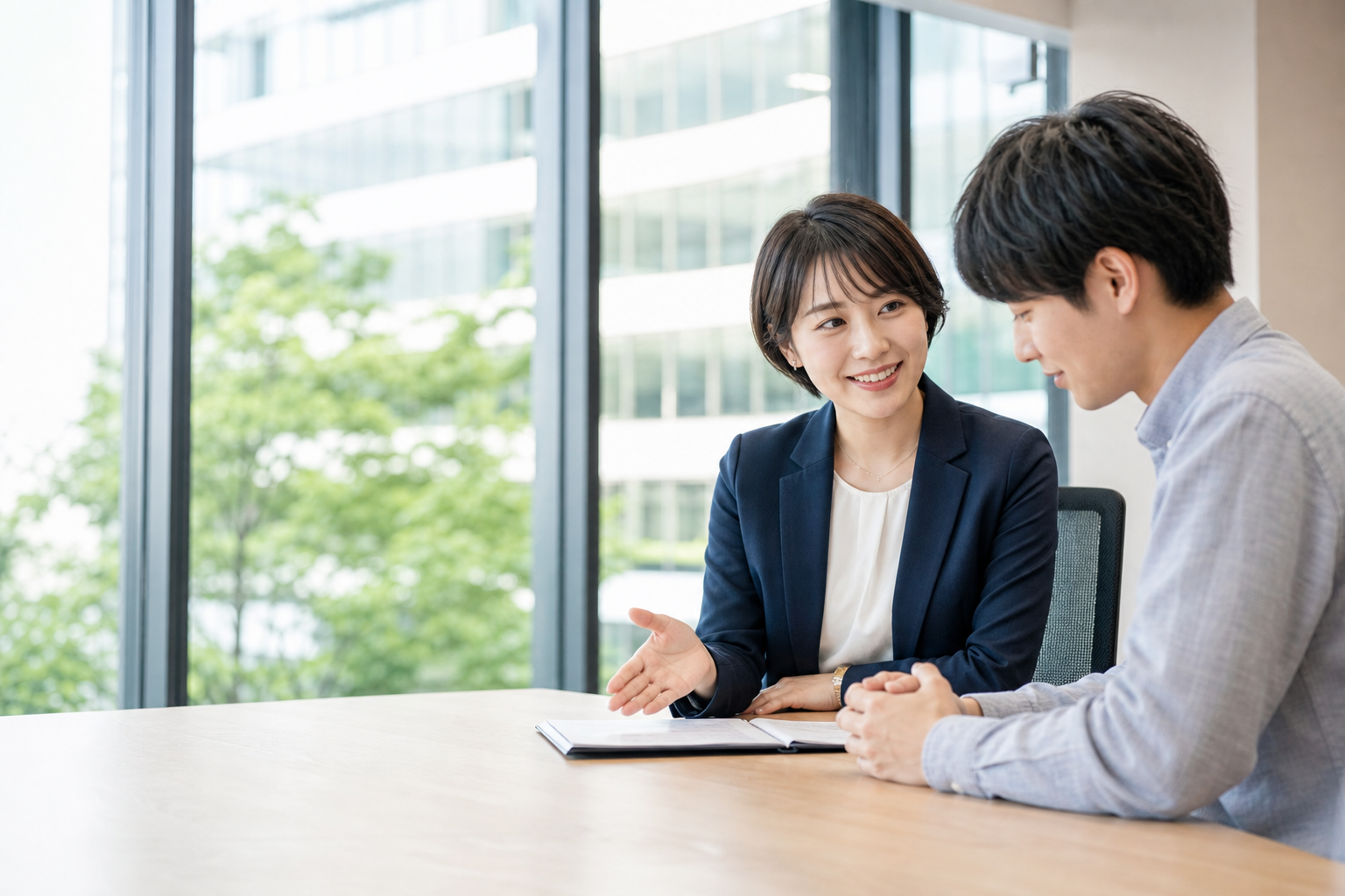 明るいオフィスでのキャリア面談